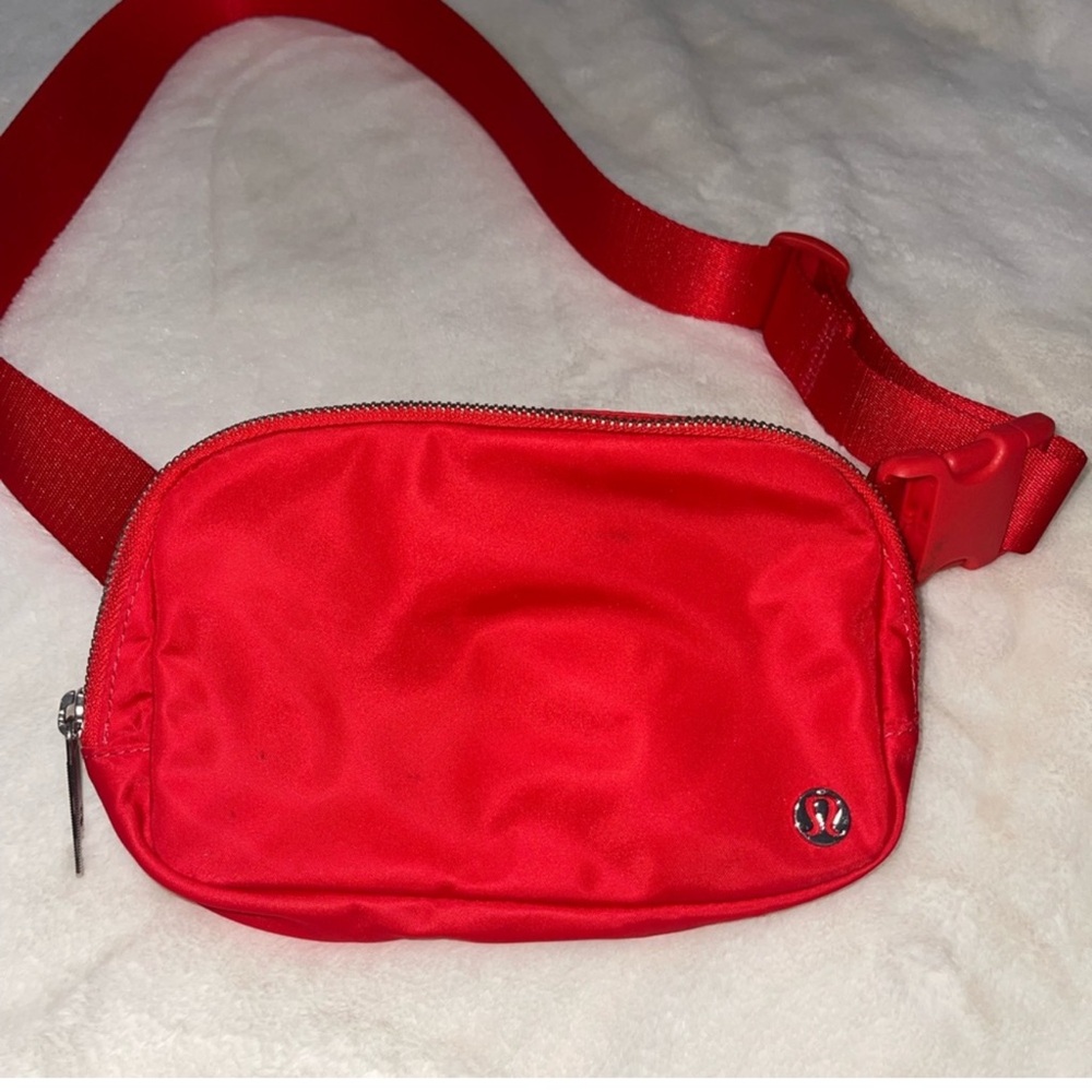 NWT ❤️ Lululemon True Red Everywhere Belt Bag 1L & free tote - Picture 2 of 10